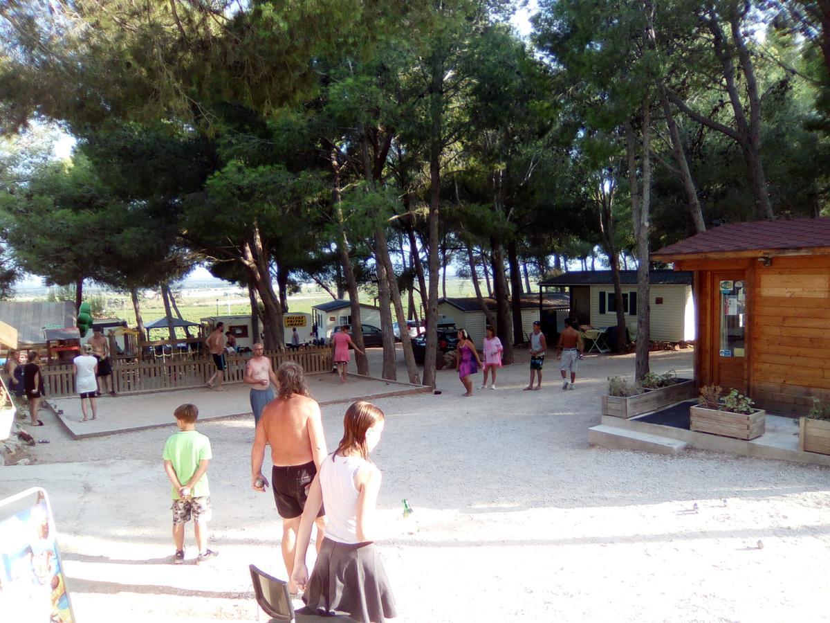 Camping Le Bois De Pins Салс-льо-Шато Екстериор снимка