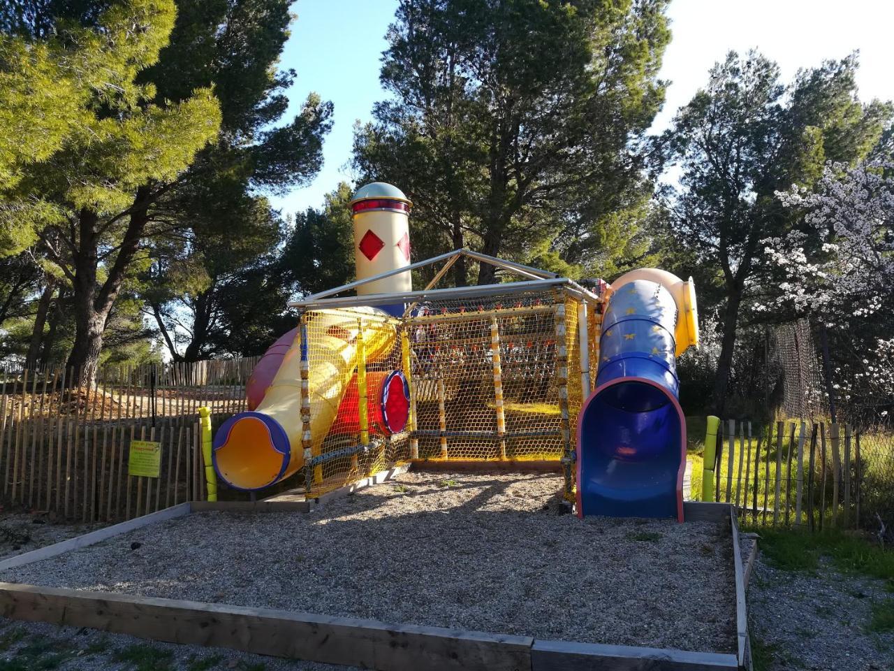 Camping Le Bois De Pins Салс-льо-Шато Екстериор снимка